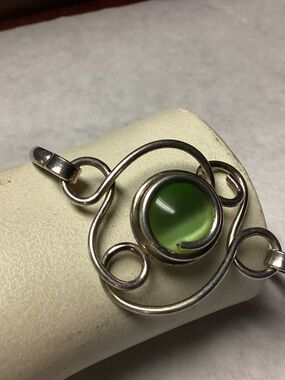 Wire wrapped green center midcentury bracelet 💚💚💚💚💚